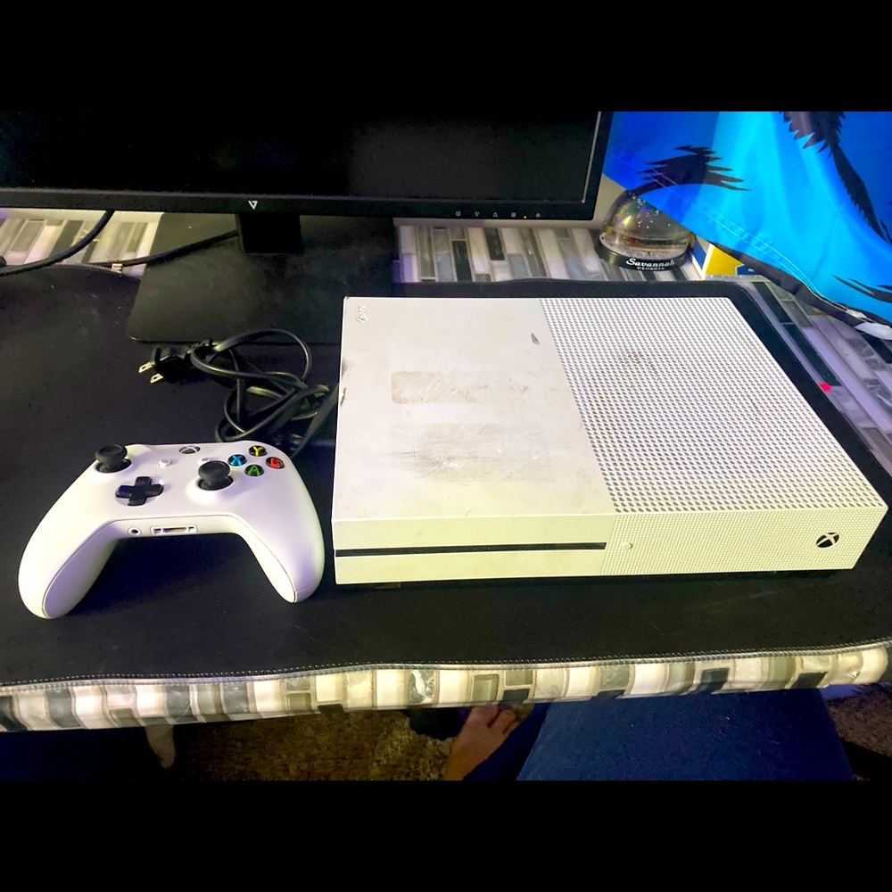 Xbox One S Bundle, Xbox One controller with wire. (Disc Drive Broken)